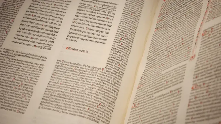 Livre ancien ouvert révélant des textes historiques avec des annotations en rouge
