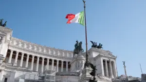 Le monument national à Victor-Emmanuel II à Rome avec le drapeau italien flottant.