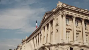 Le Panthéon à Paris arborant le drapeau français sous un ciel nuageux.